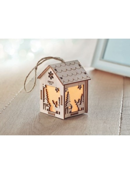 Maison en bois avec lumière